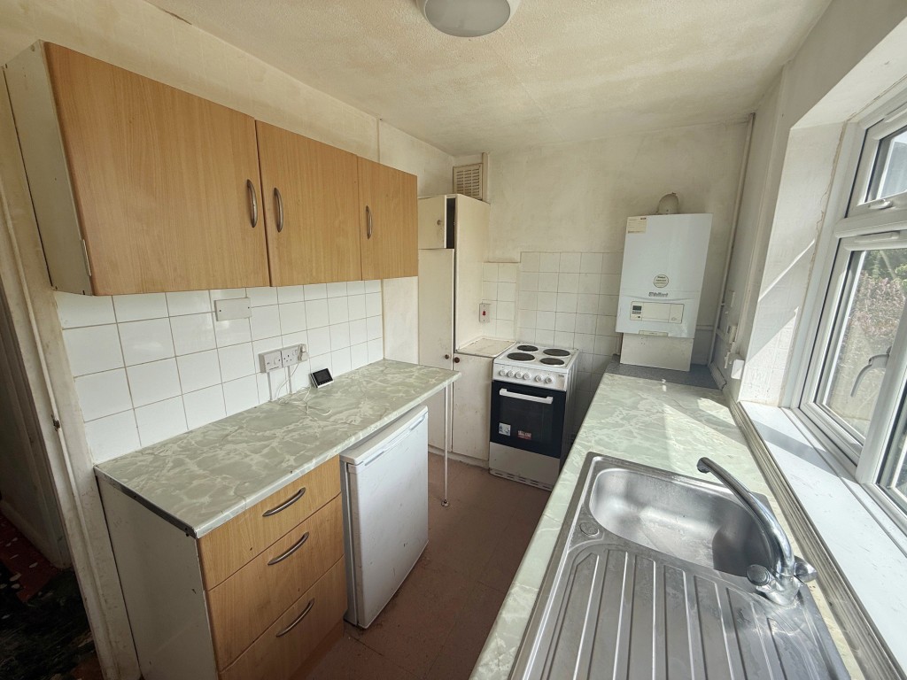 Lot: 23 - TWO-BEDROOM FLAT FOR MODERNISATION - Kitchen with window to rear aspect